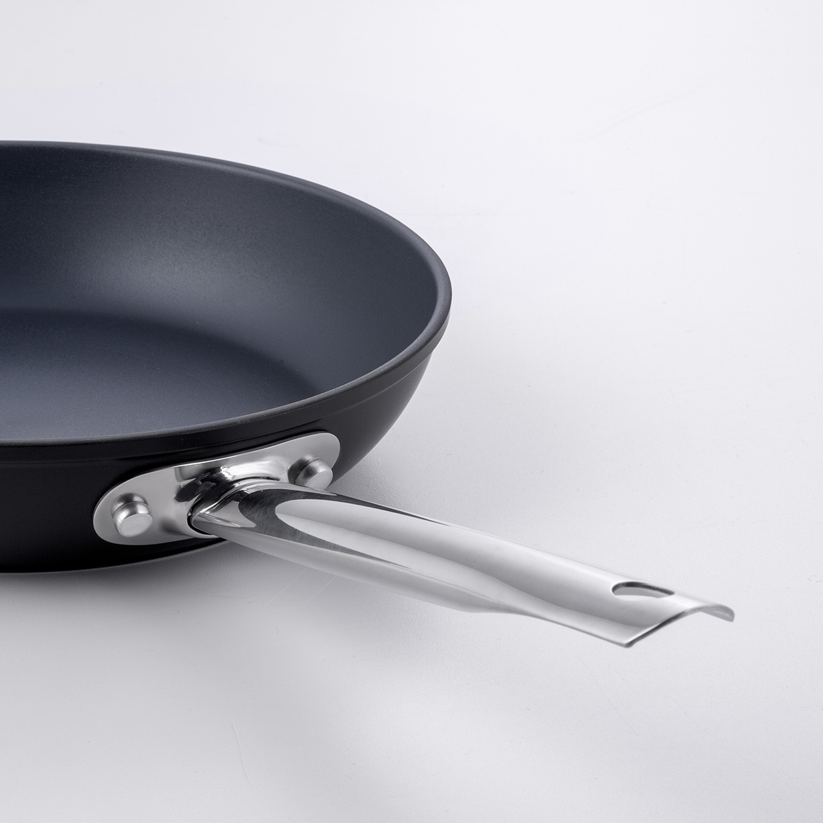 Patelnia z powłoką tytanową Ø 24 cm - Saturn Terra Lunasol