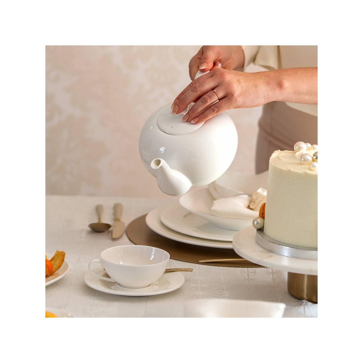 Biały porcelanowy czajnik 1,2 l - Premium Platinum Line