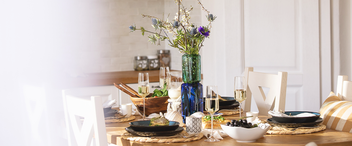Trzy wskazówki dotyczące wiosennego nakrycia stołu w stylu nadmorskim „Hamptons“