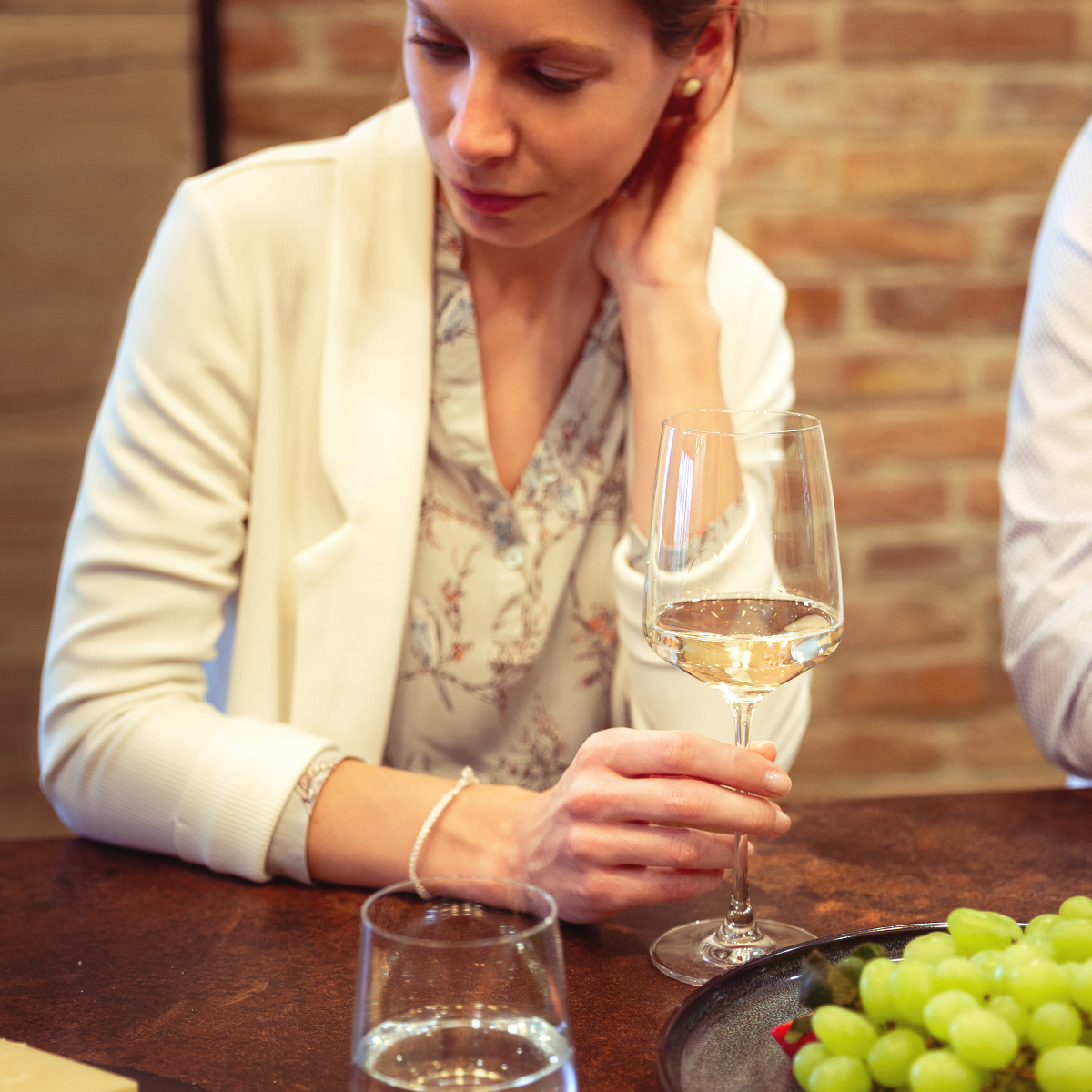 Czy białe wino można podać w kieliszku do czerwonego?