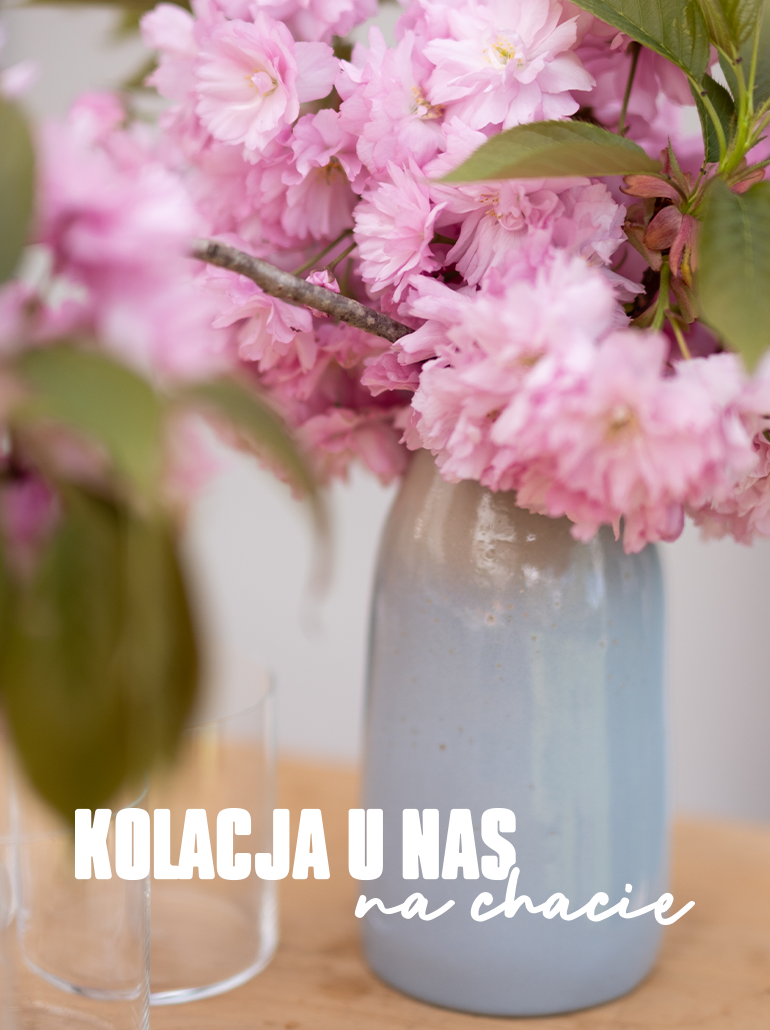 Kwiaty wiśni w wazonie Solatelier