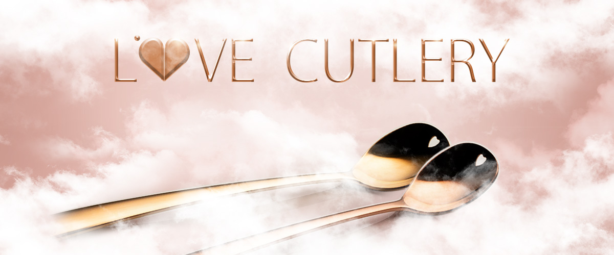 Napis Love Cutlery w różowo-białych chmurach ze złotymi łyżeczkami 